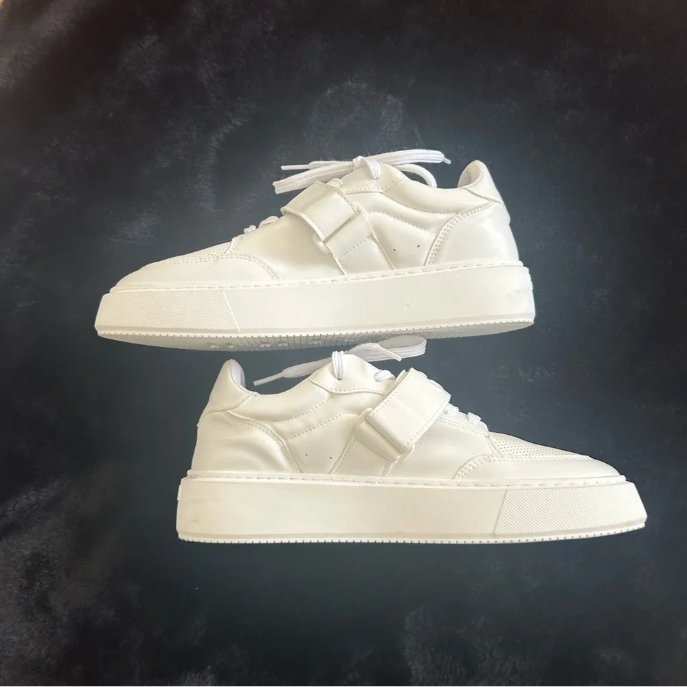 NWOB Ganni logo-patch low-top sneakers in White
